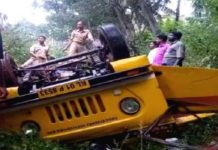 വിഴിഞ്ഞത്ത് സ്കൂള് ബസ് തലകീഴായി കനാലിലേക്ക് മറിഞ്ഞു;10 വിദ്യാര്ത്ഥികള്ക്കും ഡ്രൈവര്ക്കും പരുക്ക്